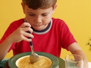Obligar a los niños a comer puede provocarles sobrepeso